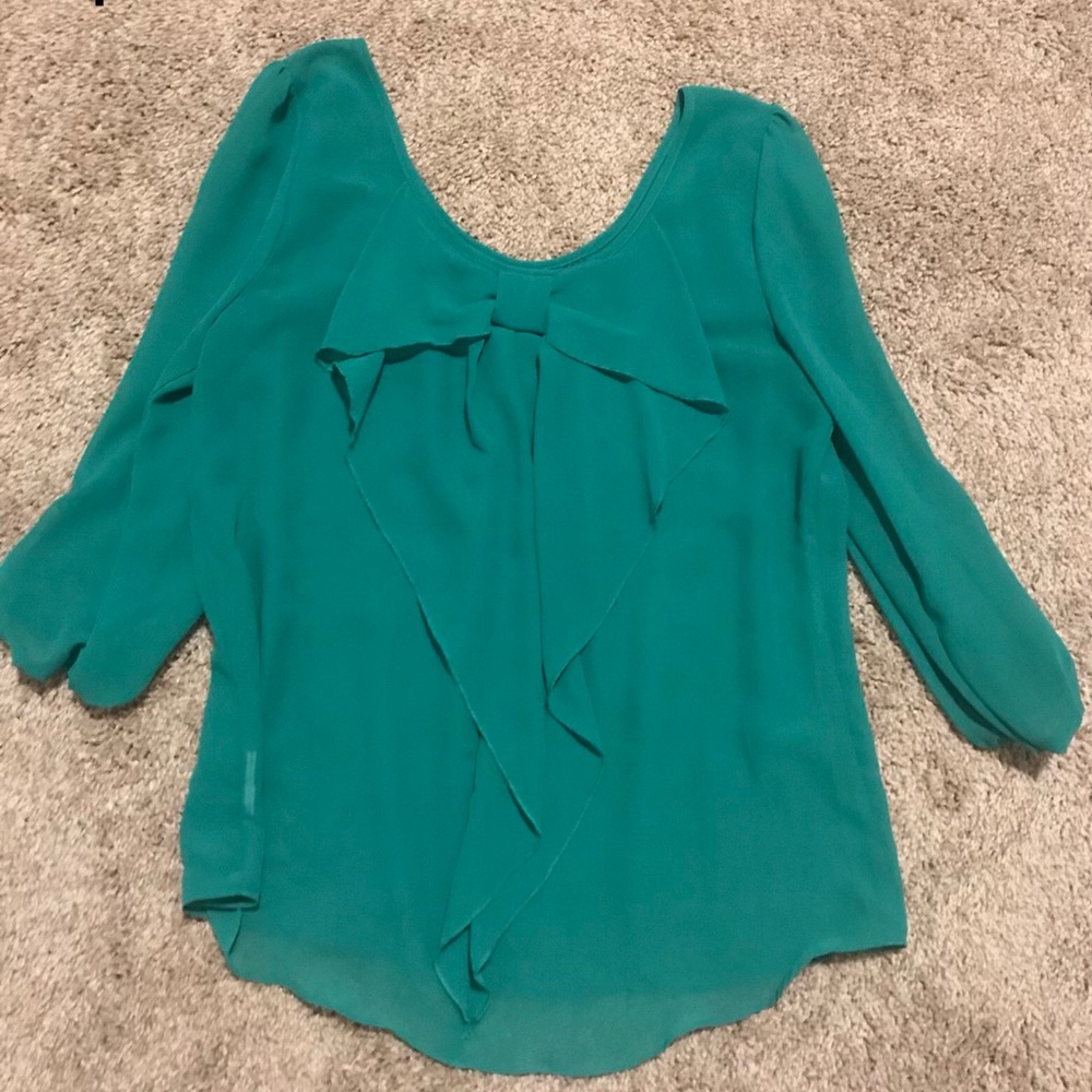 A.byer shear green shirt